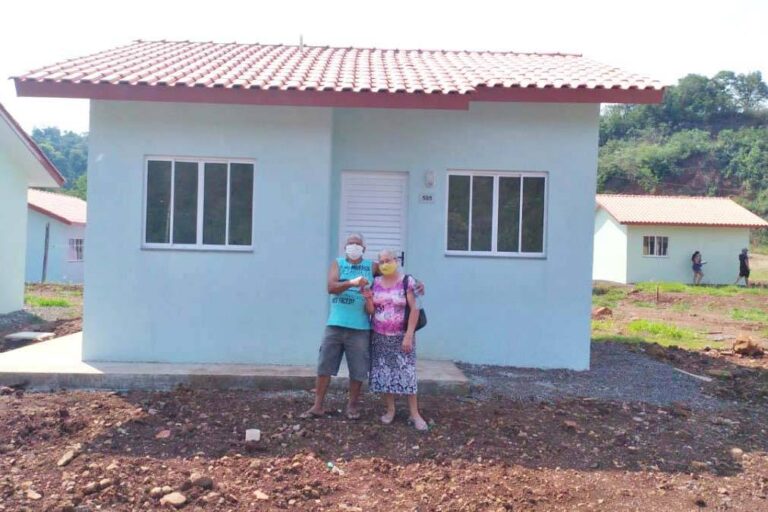 Famílias carentes de Manfrinópolis recebem casas de graça