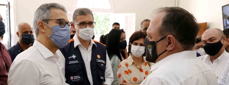 Romeu Zema e ministro da Saúde, Eduardo Pazuello,  visitam laboratório central da Funed
