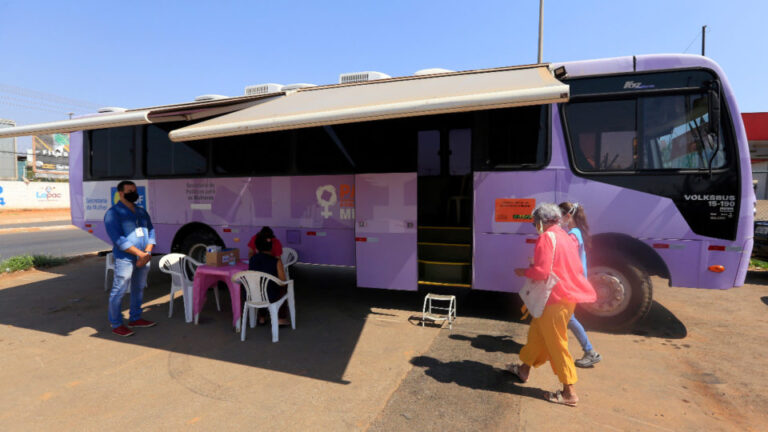 Ônibus da Mulher reforça o Outubro Rosa em Ceilândia e Samambaia