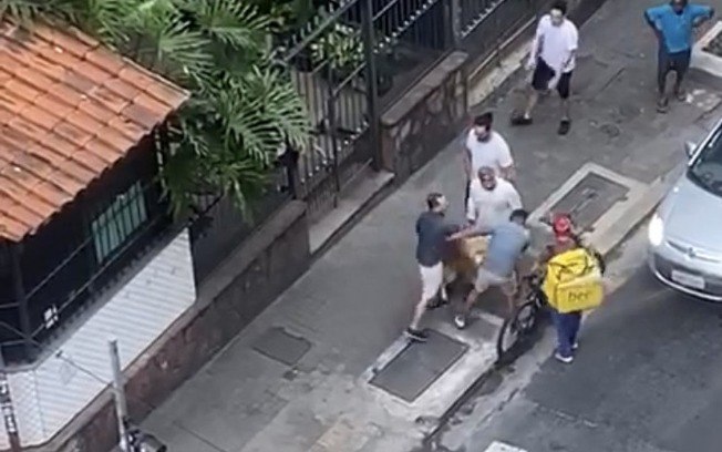 Rapaz é agredido por 3 homens enquanto passeava com seu cão em SP; veja o vídeo