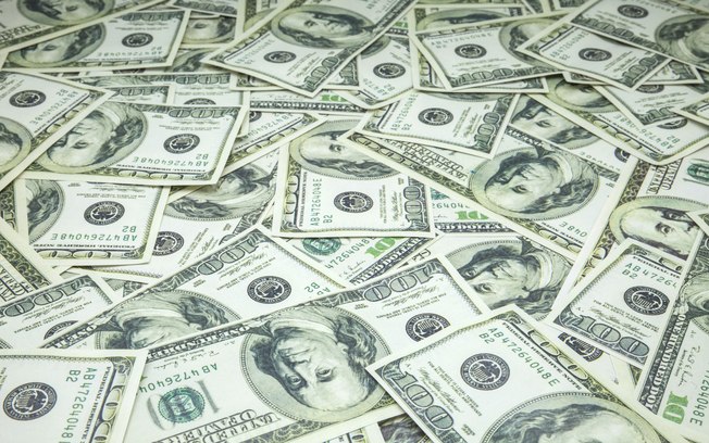 Dólar fecha em R$ 5,59, influenciado por decisão de Trump