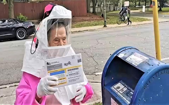 Covid-19: Idosa de 102 anos usa traje de proteção para votar nos EUA