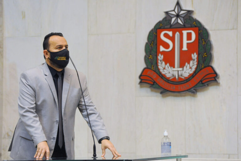 Gil Diniz informa que o MP arquivou denúncia sobre funcionária fantasma e rachadinha em seu gabinete