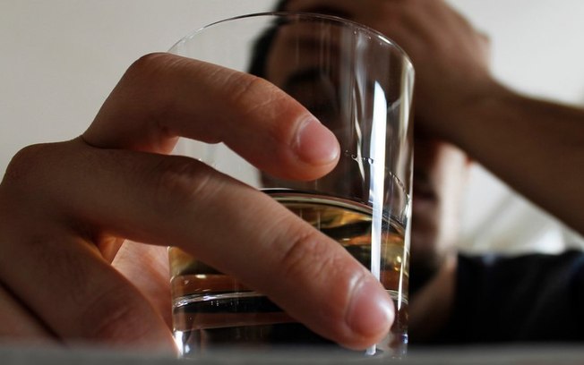 ‘Até seis garrafas de vinho por dia’: os relatos de quem enfrenta o alcoolismo