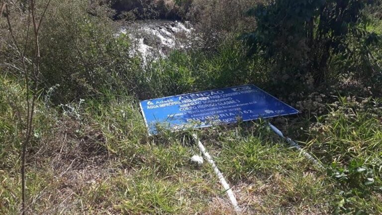 Placas do Ribeirão Sobradinho são derrubadas