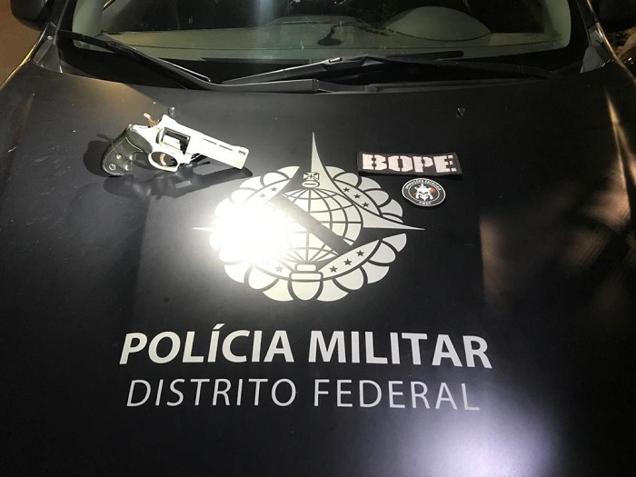 PMDF apreende arma de fogo dentro de guarda-roupas em residência no Recanto das Emas