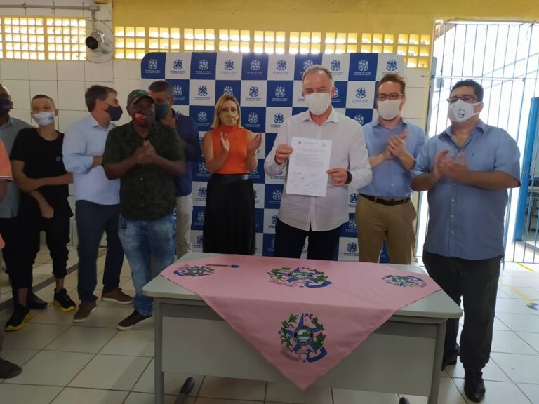 Governador assina Ordem de Serviço de escola e visita leitos de Covid-19 em Cachoeiro de Itapemirim
