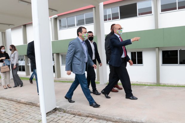 Com investimento de R$ 8,9 milhões, governador inaugura escola com modelo cívico-militar em Palhoça
