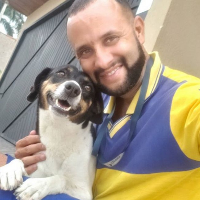Carteiro encanta web com selfies que mostram sua amizade com os pets