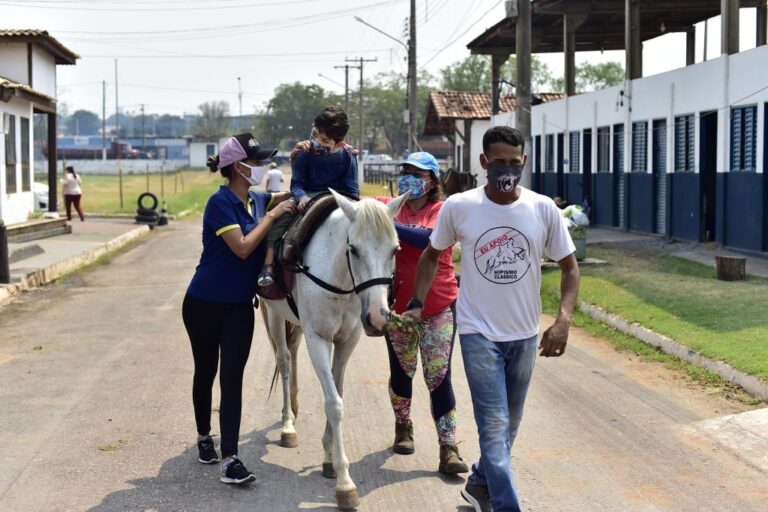 Ações sociais beneficiam famílias de pacientes que fazem equoterapia pela Sociedade Hípica Cuiabana