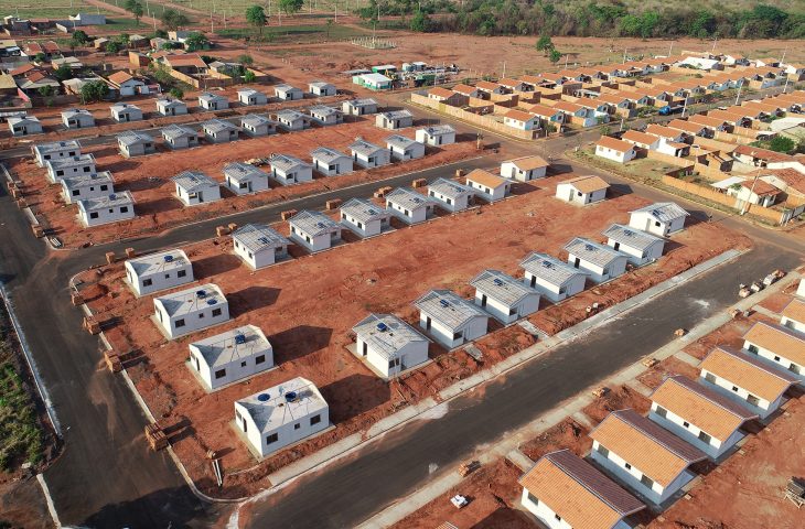 Governo entregou centenas de moradias e títulos fundiários em Ribas do Rio Pardo