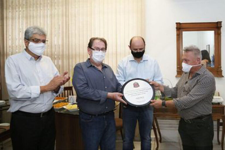 Homenagem a diretor de escola com melhor índice do país