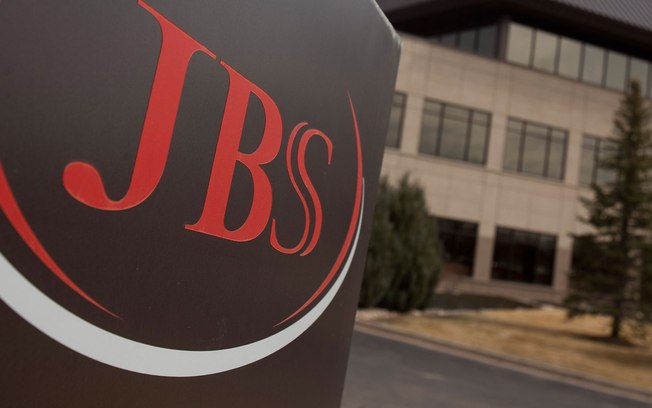 JBS é condenada a indenizar funcionária contaminada por Covid-19 no trabalho