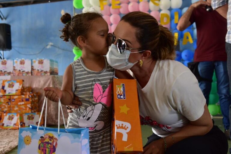 Mais de 800 crianças de Torixoréu e Alto Araguaia ganham presentes em ação da primeira-dama