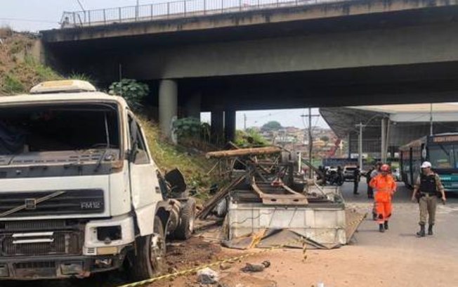 Caminhão cai de viaduto e motorista só sofre arranhão