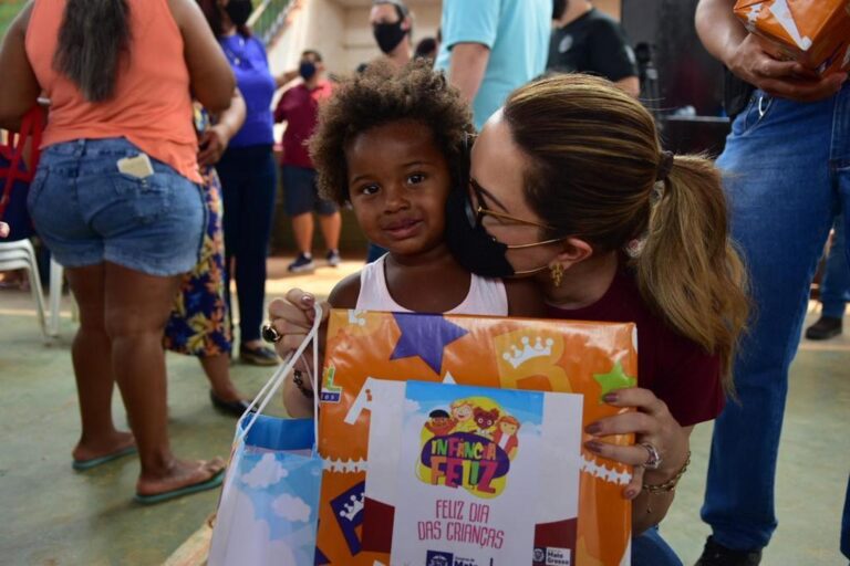 Primeira-dama entrega brinquedos a mais de 500 crianças carentes de Poconé