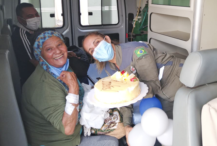 Idosa ganha primeira festa de aniversário em ambulância