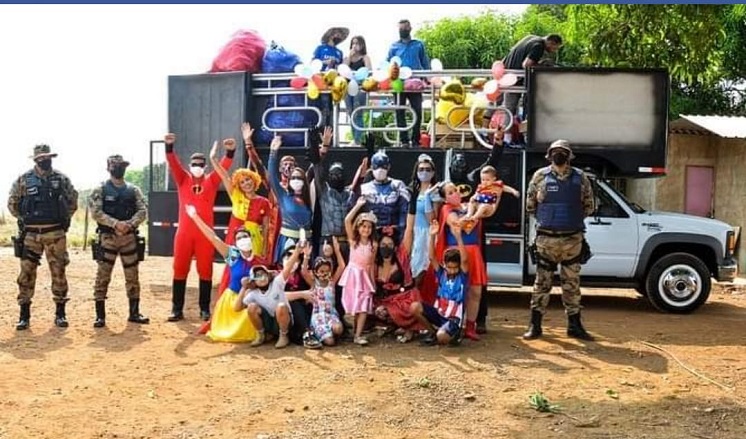 Super Heróis de Farda alegram o dia das crianças na Ceilândia