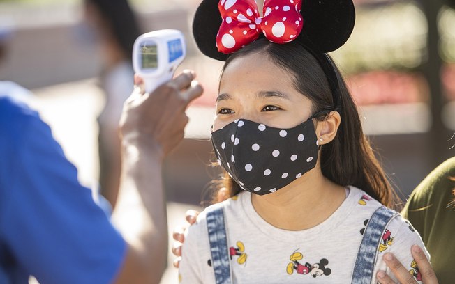 Até o Mickey de máscara: conheça os protocolos sanitários para visitar a Disney