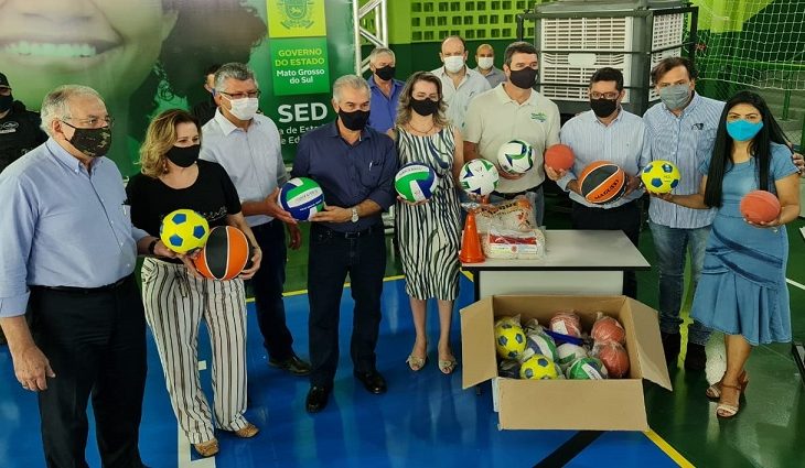 Fundesporte distribui kits esportivos durante entrega de escola reformada pelo Governo em Maracaju