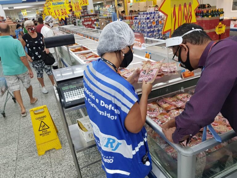 Fiscais do Procon-RJ descartam cerca de 110kg de alimentos em supermercados