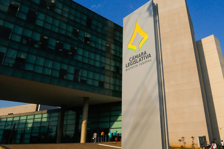 Deputados distritais protestam contra a privatização da CEB