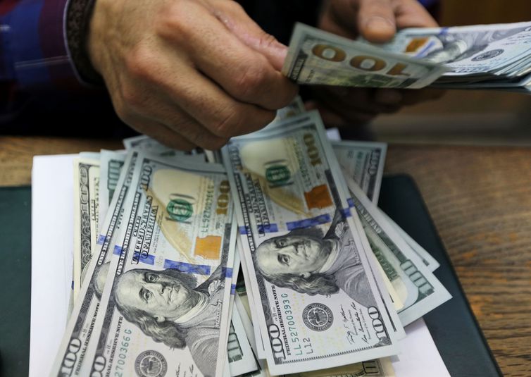 Dólar ultrapassa R$ 5,60 com avanço da covid-19 na Europa