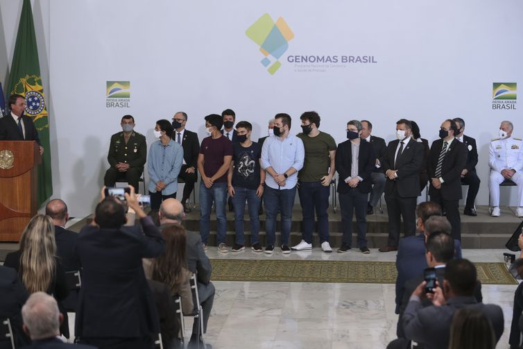 Governo lança programa para mapear genoma de 100 mil brasileiros