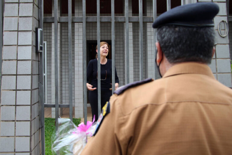 Colégio da Polícia Militar homenageia professores com entrega de lembranças