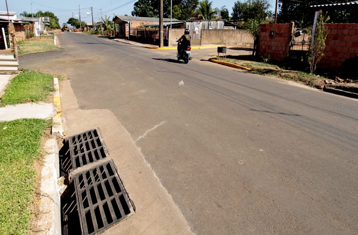 Em Camapuã, Reinaldo Azambuja resolve definitivamente problema de asfalto esfarelado