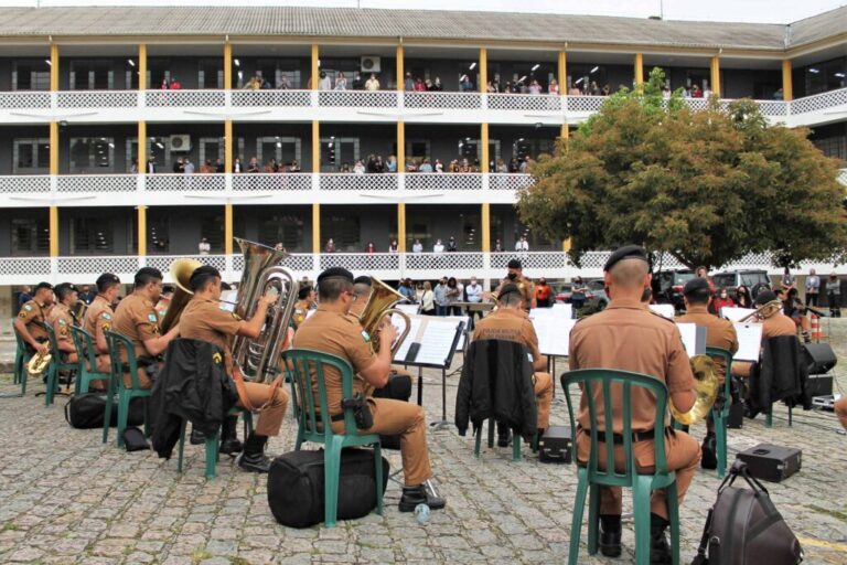 Banda da PM se apresenta na Secretaria da Educação