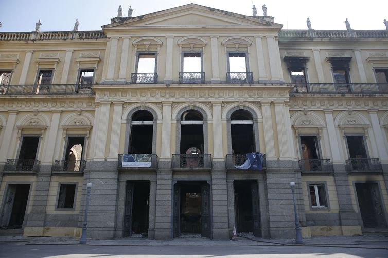 Ministro da Educação se compromete a ajudar o Museu Nacional