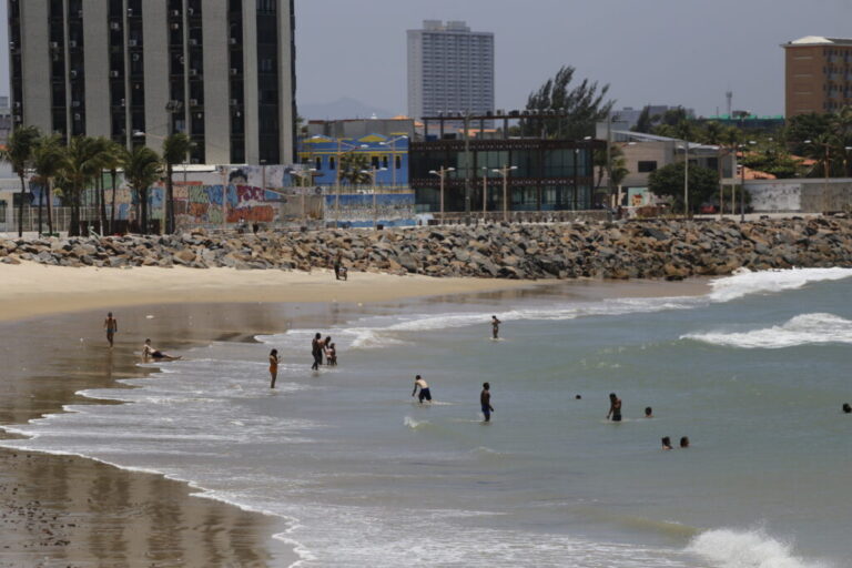 80% dos pontos monitorados pela Semace no litoral de Fortaleza estão próprios para banho