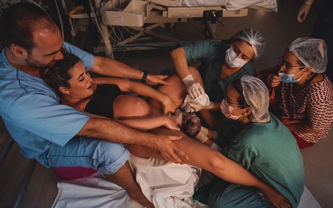 Eduardo Bolsonaro posta foto do nascimento da filha: “Bebê mais lindo que já vi”