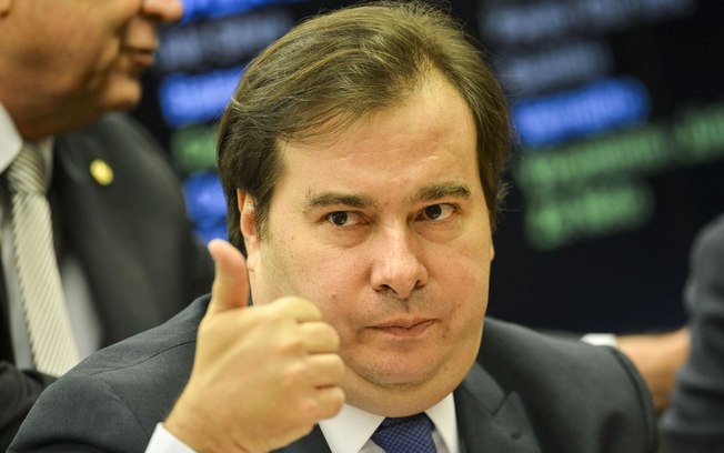 Bolsonaro perderá popularidade se prorrogar auxílio e ‘imitar Dilma’, diz Maia