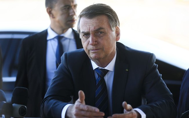 Sem máscara, Bolsonaro entrega espadins em formatura de cadetes da Aman