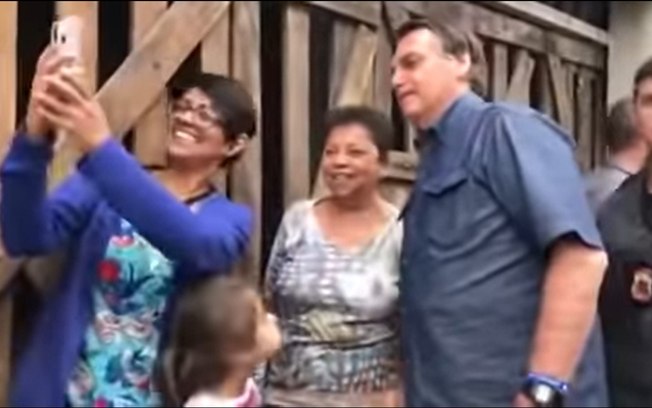 Sem máscara, Bolsonaro abraça apoiadores e causa aglomerações em São Paulo
