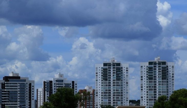 Domingo de céu nublado e chuva isolada de fim de tarde