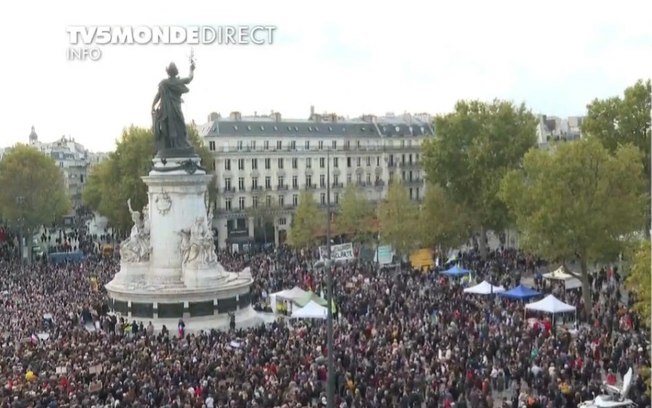 Manifestações na França fazem homenagem a professor decapitado por terrorista