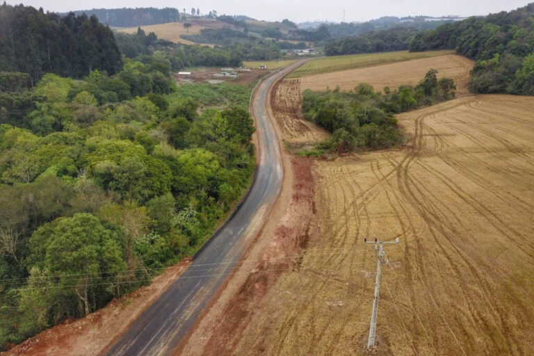 Asfalto em estrada rural valoriza o turismo e a produção de Mariópolis