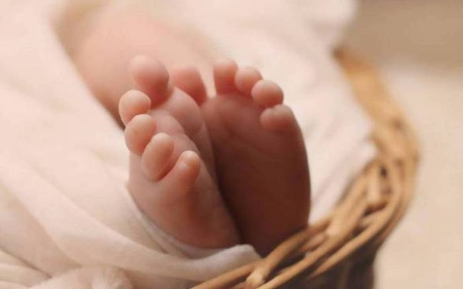 Bebê de um mês é resgatado com vida entre os corpos dos pais assassinados