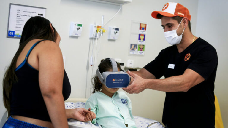 Óculos de realidade virtual no Hospital da Criança
