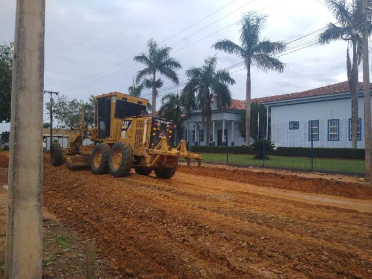Reeducandos trabalham em obra de pavimentação no município de Colniza