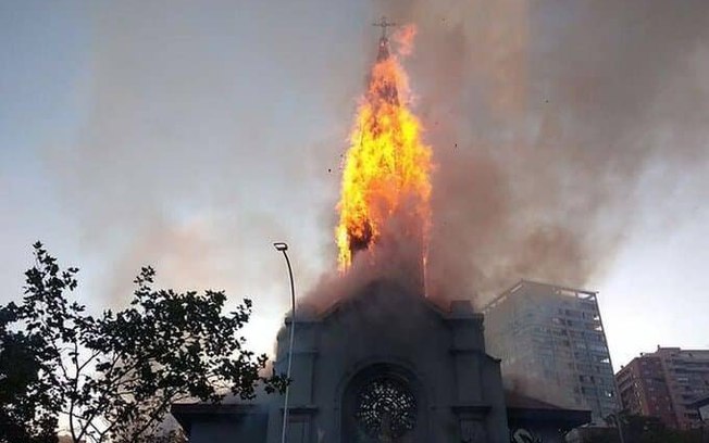 Um ano após início dos protestos, manifestantes queimam igrejas no Chile; veja
