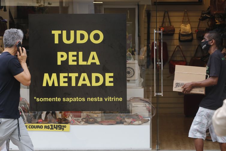 Fecomércio: quase 1/3 das empresas no Rio deve contratar no fim de ano