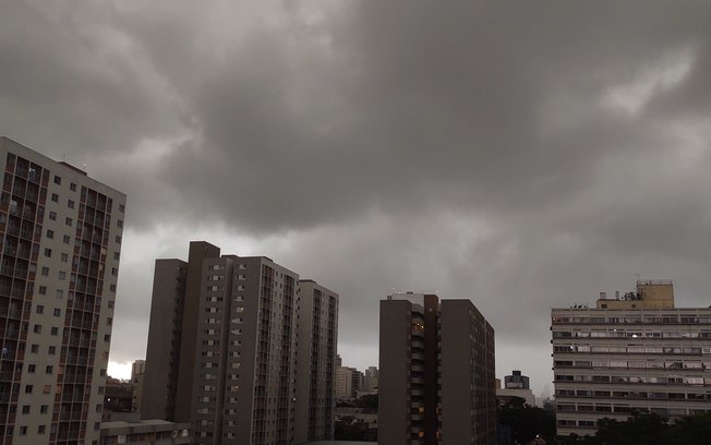 Céu de São Paulo escurece e cidade entra em estado de atenção por risco de chuva