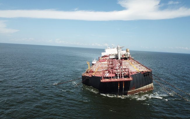 Navio venezuelano com mais de 1 milhão de barris de óleo pode afundar