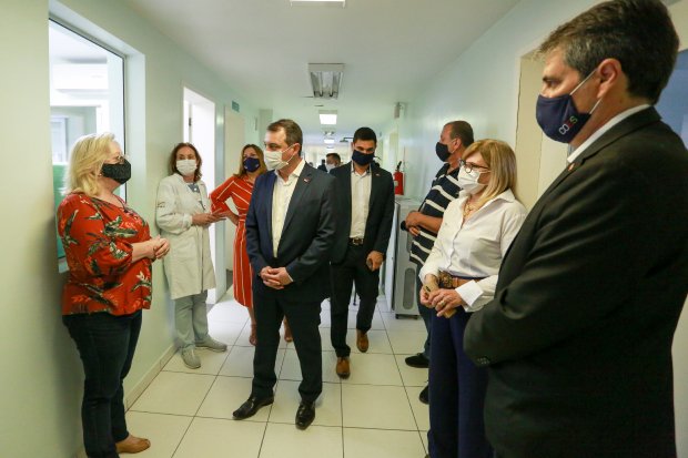 Coronavírus em SC: Governador Carlos Moisés visita Laboratório Central de Santa Catarina e destaca trabalho dos profissionais no enfrentamento da pandemia