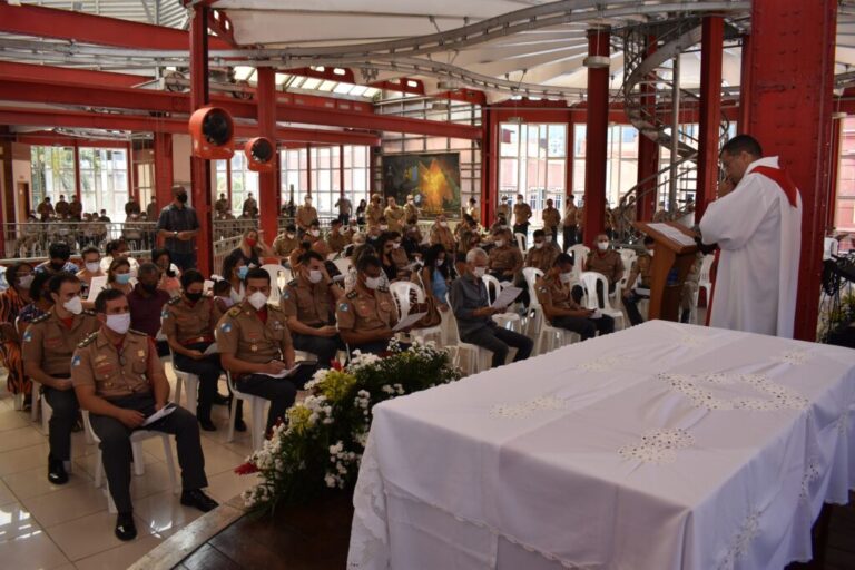 Corpo de Bombeiros RJ homenageia militares mortos em decorrência de incêndio no Centro do Rio