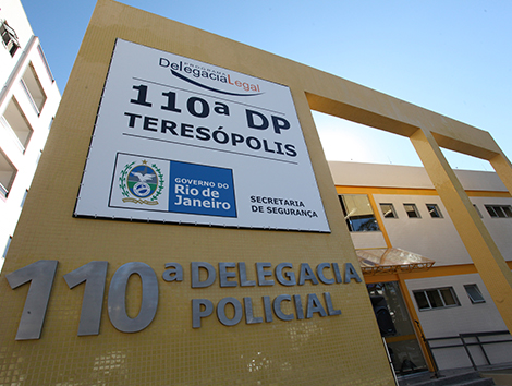Policiais da delegacia de Teresópolis prendem homem acusado de matar a facadas ex-companheira